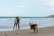 © Rogerio - Amigas na praia com cachorro