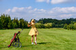 golfistka w sukience z kijami retro