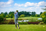 Fototapeta Tęcza - swing golfisty w tradycyjnym stroju