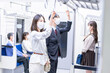 © maroke - マスクをして電車移動をする若い女性