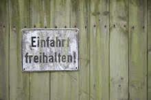 german sign with the words keep entrance free, that means no parking in this area