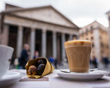 filiżanka cappuccino. kawa wśród rzymskich antycznych zabytków. kawa, espresso, włoskie śniadanie 
