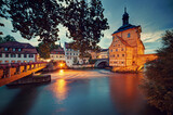 Fototapeta  - Niemcy, Bawaria, Bamberg, szachulcowy stary ratusz na wodzie rzece Regnitz i most, region Oberfranken