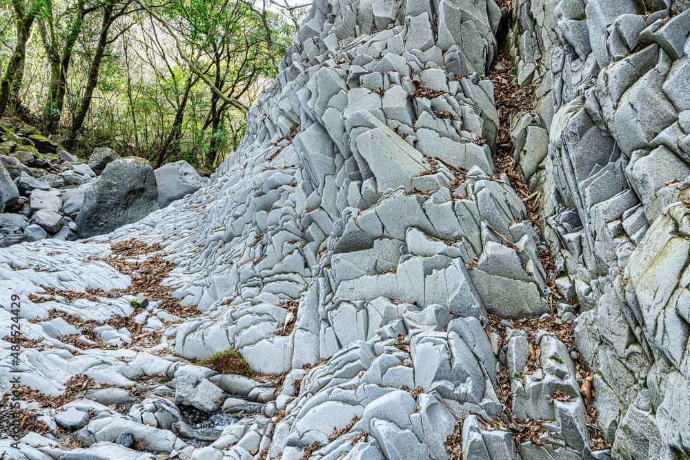 うろこ岩 竜のウロコ(板状節理) の Stock フォト | Adobe Stock