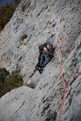 chica escalando una montaña