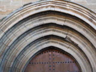  cuatro arquivoltas de estilo gótico en la portalada de la iglesia de santa maría de guimerá, lerida, españa, europa