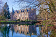 Historisches Schloss am Teich in einem Park in Paffendorf bei Bergheim