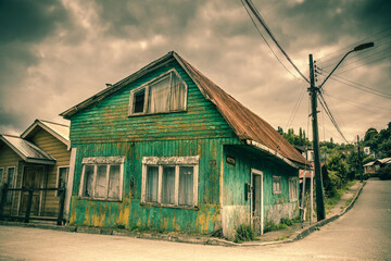 Wall Mural - Lost Place, ein grünes zerfallenes Holzhaus auf der Insel Chiloe, Chile