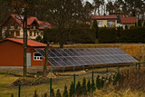 Fototapeta  - Świeżo zainstalowany duży panel słoneczny ( solar ) . Osiedle na obrzeżach miasta . Up town , freshly installed large solar panel