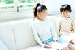 © UTS - ソファーに座る男の子と女の子