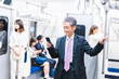 © maroke - 電車内でメールを送るビジネスマン