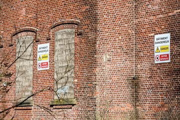 Canvas Print - Batiment dangereux friche danger attention immobilier abandonné brique