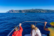 Whale Watching im VALLE GRAN REY, LA GOMERA: Gruppe, Frauen, bestaunt Grindwale und Pilotwale auf erlebnisreichem Ausflug, Bootstour