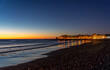 Sonnenuntergang im VALLE GRAN REY, LA GOMERA, Kanarische Inseln: Schöne Stimmung nach Sonnenuntergang am Strand mit Blick auf die Lichter der Häuser und Restaurants der kleinen Stadt