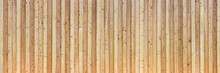 Hellbraune Fichtenholz Panorama Holzwand Aus Vertikalen, Stark Gemaserten Brettern