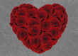Bukiet z róż w kształcie serca na betonie
