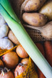Draufsicht auf eine Stange Lauch, Kartoffeln, Zwiebeln und Karotten. Bildhintergrund.