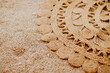 Tapis en fibre de jute posé sur le sable