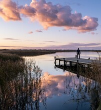 Nymindegab Steg Mit Wolken Die Sich Im See Spiegeln Dänemark