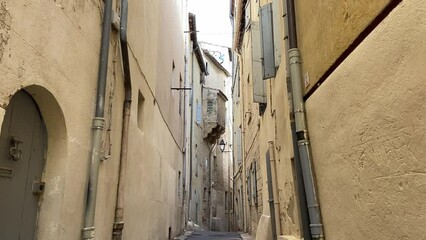 Sticker - Ruelle étroite du quartier de l’Ecusson à Montpellier, Occitanie