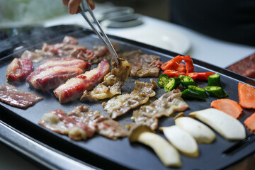 Canvas Print - Korean beef barbecue a popular Korean dish with vegetables, green pepper, red pepper, carrot and masroon barbecue. 