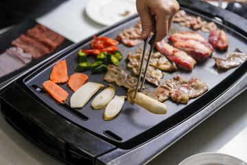 Canvas Print - Korean beef barbecue a popular Korean dish with vegetables, green pepper, red pepper, carrot and masroon barbecue. 