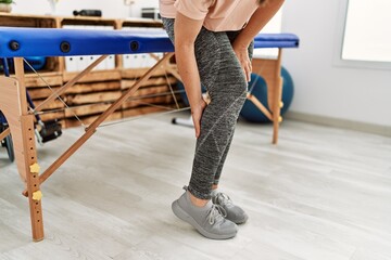 Canvas Print - Middle age hispanic woman with leg pain at physiotherapy clinic