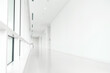 © YY apartment - 白い壁の綺麗な建物の廊下