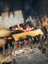 타고 있는 통나무, 벽난로 앞 / The Burning Log, In Front Of The Fireplace 
