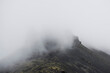 Nebelschwaden ziehen über die Berge auf der Halbinsel Snæfellsnes nahe den Söghellir-Lavahöhlen