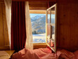 Fenster geöffnet, mit Blick auf verschneite Berglandschaft