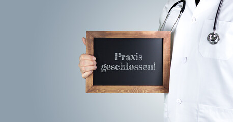 Wall Mural - Praxis geschlossen!. Arzt zeigt Begriff auf einem Holz Schild. Handschrift auf Tafel