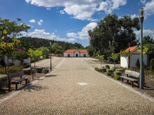 Parque No Santuário Das Capelinhas Em Vila Flor Com Dois Bancos De Madeira E Uma Capelinha De Cada Lado Com Outra Mais Ao Fundo