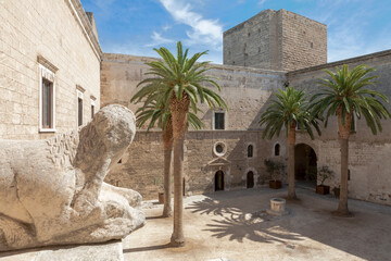 Wall Mural - Bari. Cortile con Sfinge e palma del Castello Normanno Svevo


