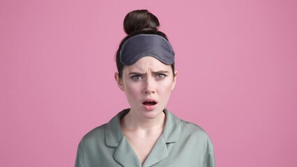 Poster - Surprise lady hear horror story before bedding isolated pastel color background