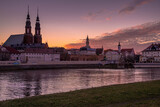 Fototapeta Miasto - miasto Opole nad rzeką Odrą jako pejzaż miejski z wieżami kościoła
