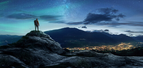 Wall Mural - Wanderer bei Nacht - Sterne - Milchstraße - Polarlicht