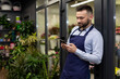 © Ivan Traimak - the seller in the flower shop does not write a message on the phone