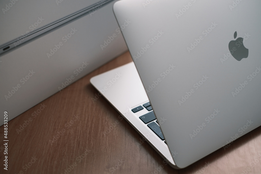 【みー】MacBook air M1  シルバー Apple MacBook Air with Apple M1 Chip (13-inch, 8GB RAM