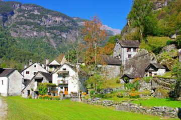 Sticker - der Weiler Ritorto im Bavonatal, Tessin in der Schweiz - the small hamlet of Ritorto in the Bavona Valley, Ticino