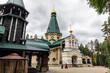 Eine grüne Kirche des Ganina Jama Klosters mit goldenen Kuppeln und goldenen Kreuzen zur Erinnerung der Zarenfamilie Romanow