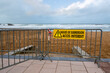 Météo - Alerte tempête: Panneau de signalisation interdisant l'accès aux plages du littoral Atlantique avec le message 