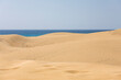 Dünen aus Sand vor dem Meer am Strandufer des Atlantik in den Sanddünen von Maspalomas auf Gran Canaria
