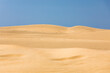 Dünen in der Wüste von Maspalomas mit blauem Himmel auf Gran Canaria