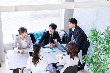 Canvas Print - 綺麗なオフィスで働く若い会社員