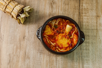 kimchi nabe udon (Japanese-style Kimchi Hot Pot Udon)