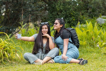 Pareja mujer bonitas tomandose un selfie,concepto de amistad y vacaciones,mochila,mochila negro,