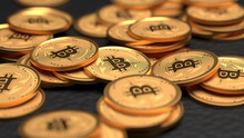 Bitcoin Biznesowy Koncept Kryptowaluty, Stos Monet Z Symbolem Bitcoina Na Złotym Tle