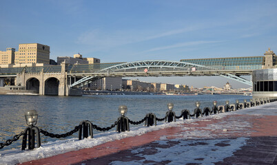 Wall Mural - Pushkinsky (Andreevsky) pedestrian bridge across Moscow River in Moscow, connects Pushkinskaya embankment of Neskuchny Garden with Frunzenskaya embankment in February. Moscow, Russia