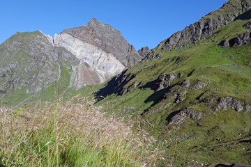 Wandern mit Blick auf die Berggipfel über dem Passeier Tal, Südtirol, Alpen, Italien, Europa